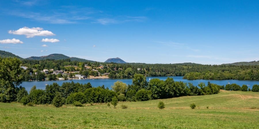 découvrez les lacs d'auvergne en 2025, une immersion au cœur de la nature préservée. explorez des paysages enchanteurs, des activités de plein air variées et une faune riche. planifiez votre escapade au bord des eaux cristallines et vivez une expérience inoubliable au sein des montagnes auvergnates.
