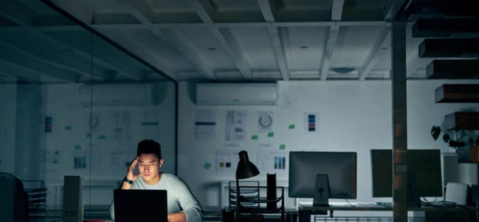 découvrez pourquoi l'obsession de 'travailler plus' peut nuire à l'efficacité et comment adopter une approche axée sur 'travailler mieux' pour un meilleur équilibre et des résultats optimaux.