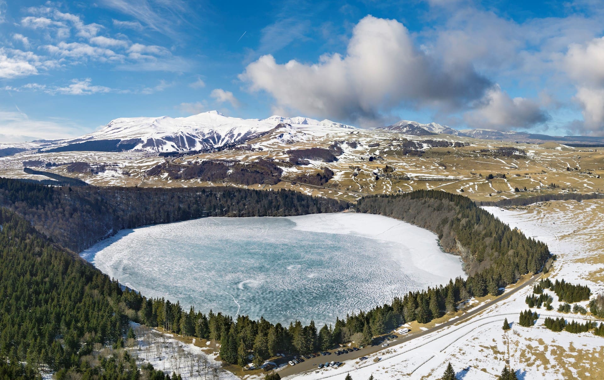 découvrez les merveilles des lacs d'auvergne en 2025 : paysages idylliques, activités nature et patrimoine unique pour une escapade inoubliable.