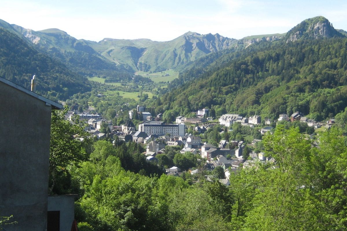 découvrez en 2025 les merveilles des monts d’auvergne : paysages époustouflants, randonnées, volcans et patrimoine unique au cœur de la france. préparez votre voyage nature et aventure !