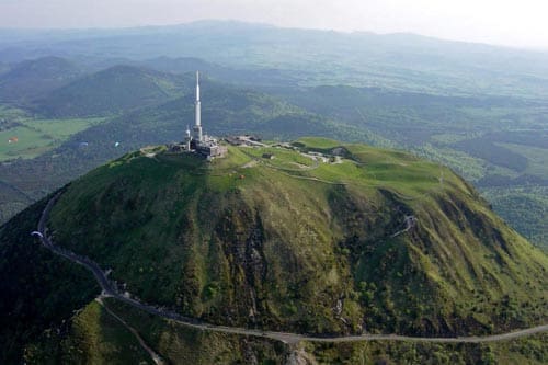 découvrez en 2025 les merveilles des monts d'auvergne : paysages volcaniques, nature préservée, villages authentiques et expériences inoubliables au cœur de l'auvergne.