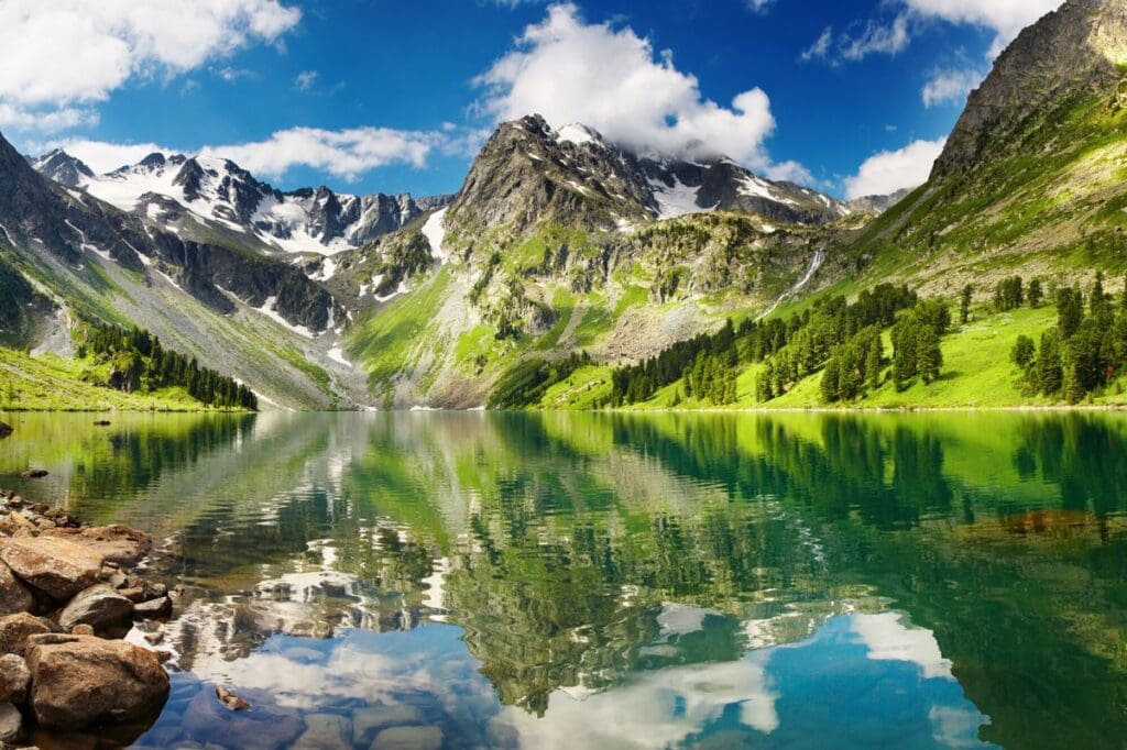 Découverte des merveilles naturelles de l&rsquo;Auvergne Rhône-Alpes en 2025