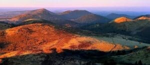découvrez les merveilles des volcans d'auvergne, un patrimoine naturel exceptionnel. explorez les paysages spectaculaires et les formations géologiques uniques de cette région, idéale pour les passionnés de randonnée et de nature. plongez dans l'histoire fascinante des volcans auvergnats et laissez-vous séduire par leur beauté saisissante.