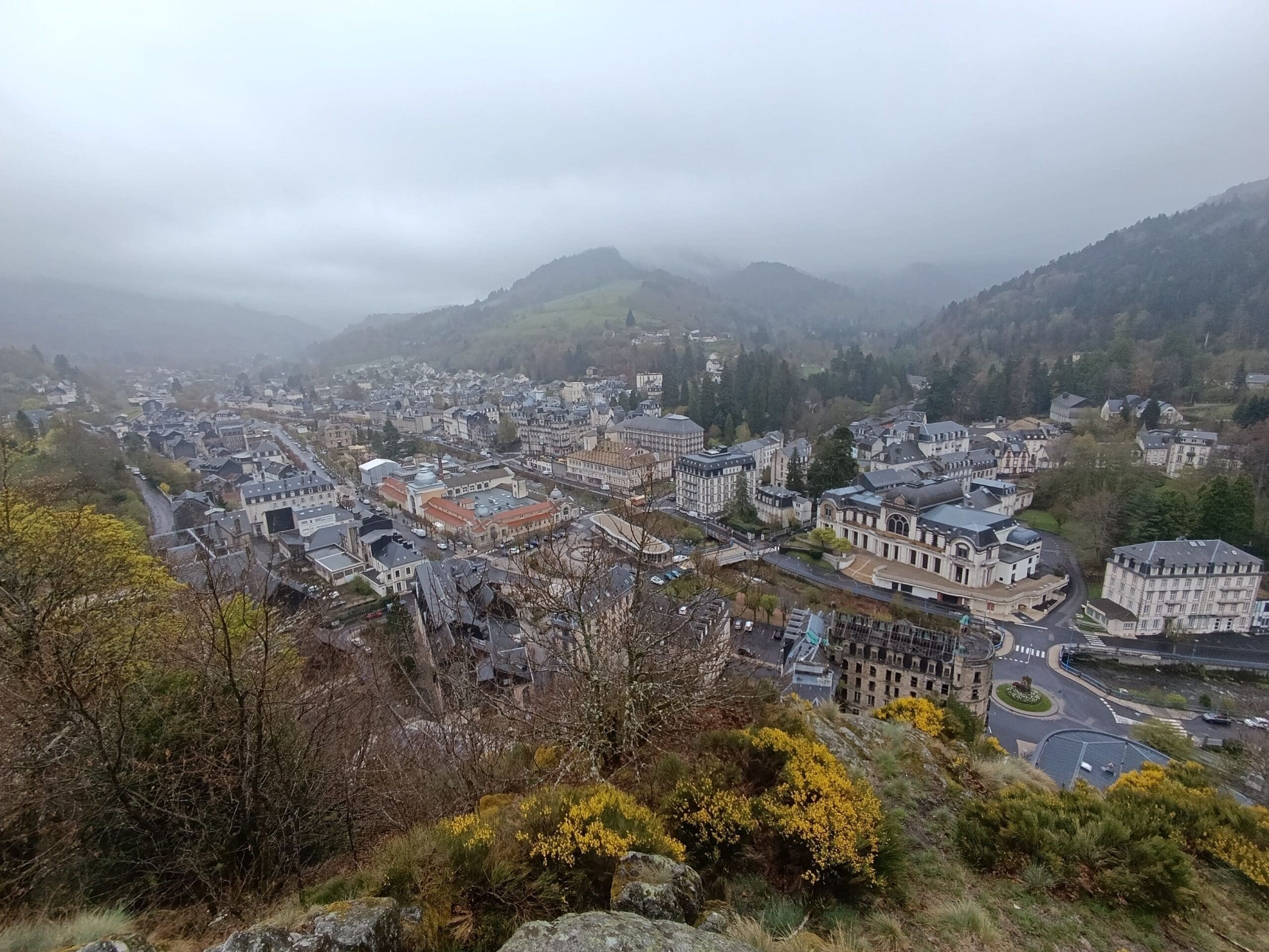 découvrez murat en auvergne, une charmante ville médiévale au cœur des volcans, idéale pour les amoureux de nature, de patrimoine et de randonnées en région auvergne.