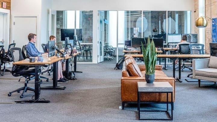 découvrez les défis quotidiens des open spaces et comment les gérer efficacement pour améliorer le confort et la productivité au travail.