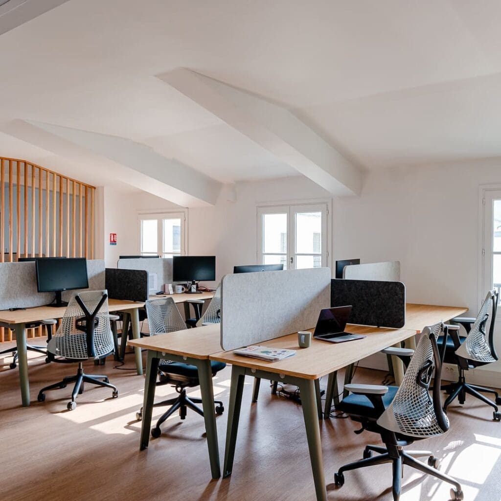 Open spaces : la face cachée du bureau moderne face aux défis quotidiens