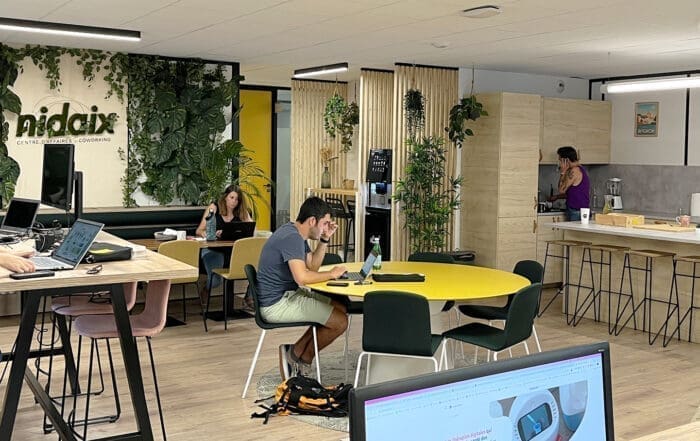 découvrez les défis quotidiens des open spaces et comment optimiser votre environnement de travail pour plus de productivité et de bien-être.