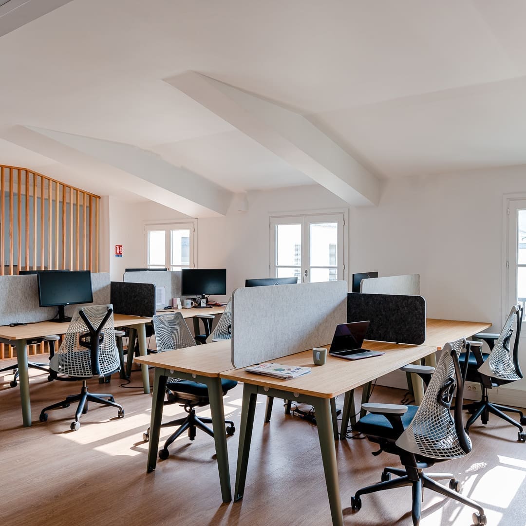 découvrez les défis quotidiens des open spaces et comment les gérer efficacement pour améliorer la concentration et la collaboration au travail.