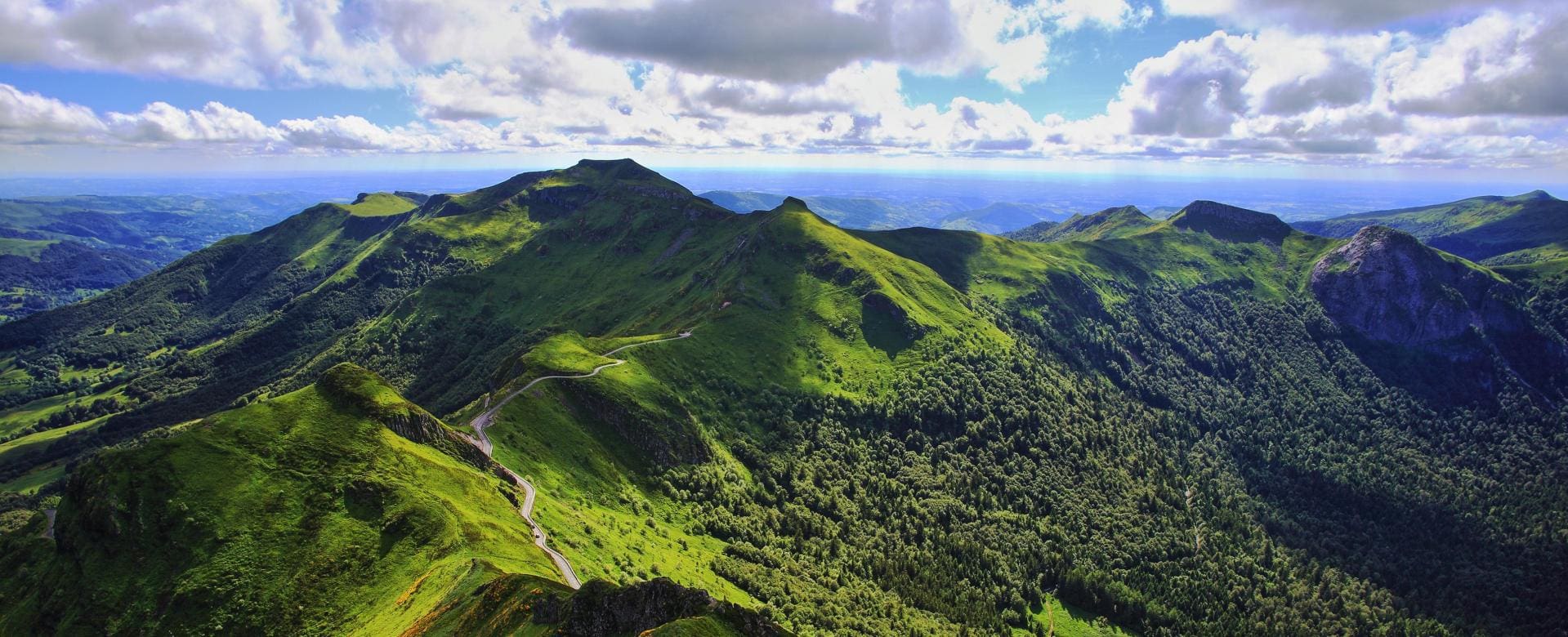 découvrez le parc des volcans d'auvergne en 2025, une destination incontournable pour les amoureux de la nature et des paysages grandioses. explorez des sentiers de randonnée, admirez des volcans majestueux et profitez d'activités en plein air au cœur de cette région unique. préparez-vous à vivre des expériences inoubliables au sein de ce parc exceptionnel.