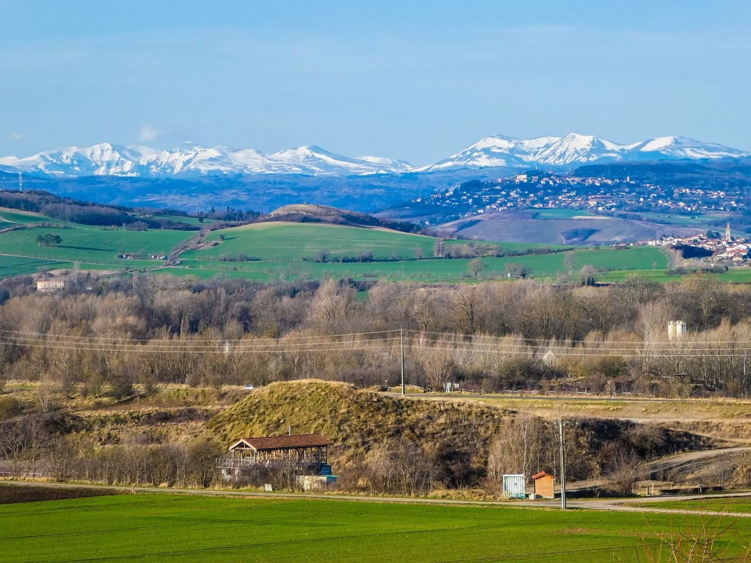 découvrez pontaumur, une charmante commune d'auvergne, entourée de paysages pittoresques et riche en patrimoine historique. profitez de la nature, de la culture locale et d'activités en plein air dans cette destination authentique.