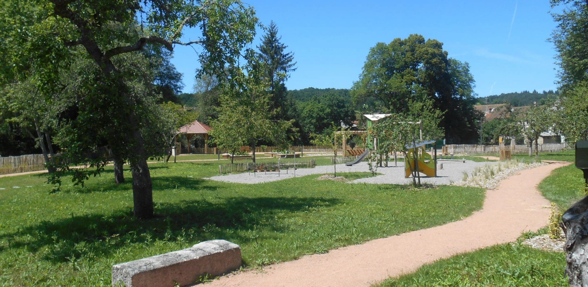 découvrez pontaumur, un charmant village d'auvergne, niché au cœur de la nature. explorez ses paysages pittoresques, son riche patrimoine culturel et savourez la gastronomie locale. une destination idéale pour une escapade authentique en famille ou entre amis.