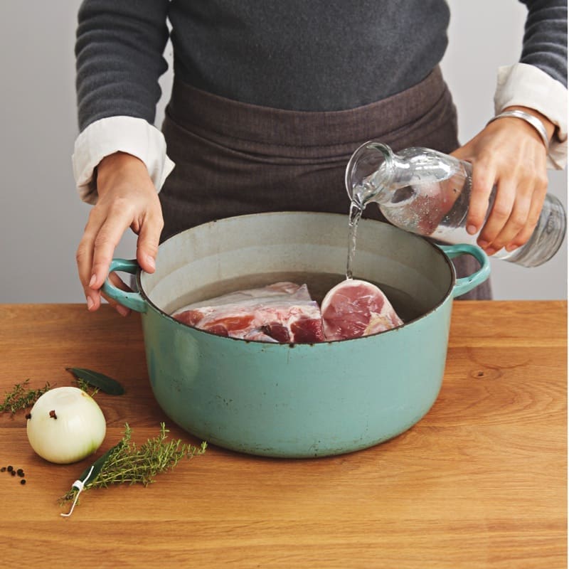 découvrez la recette traditionnelle de la potée au chou auvergnate, un plat convivial et savoureux qui réchauffe les cœurs avec ses légumes frais et ses viandes délicatement mijotées.