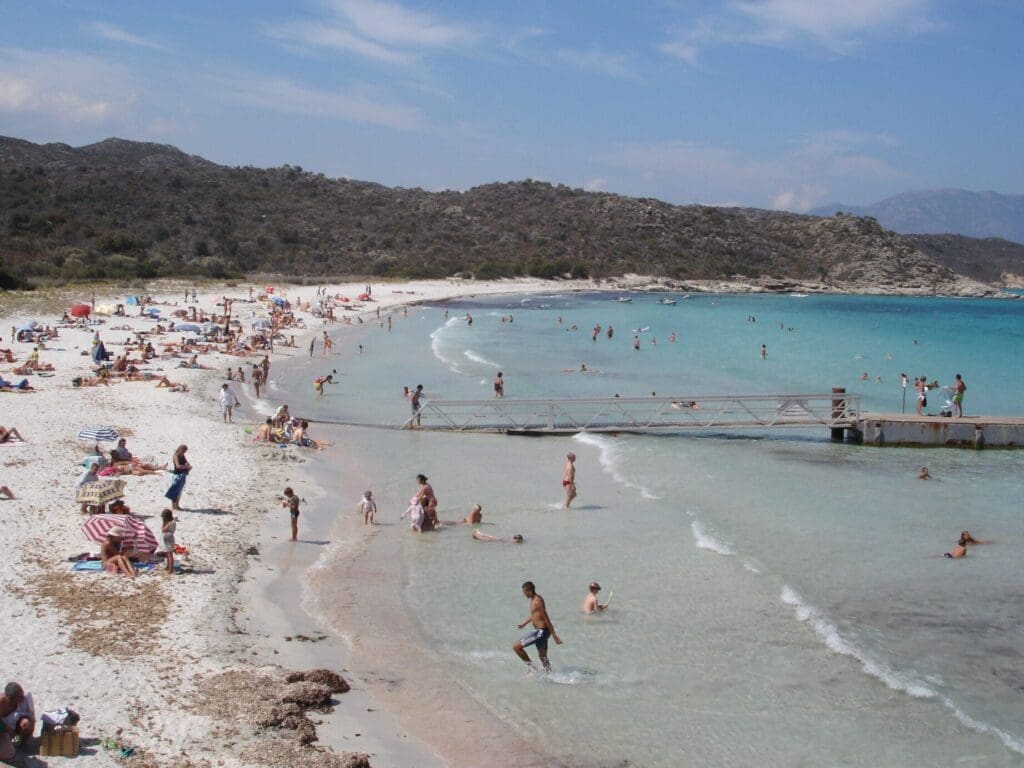 Pourquoi la plage de la Rondinara est-elle un paradis préservé en Corse?