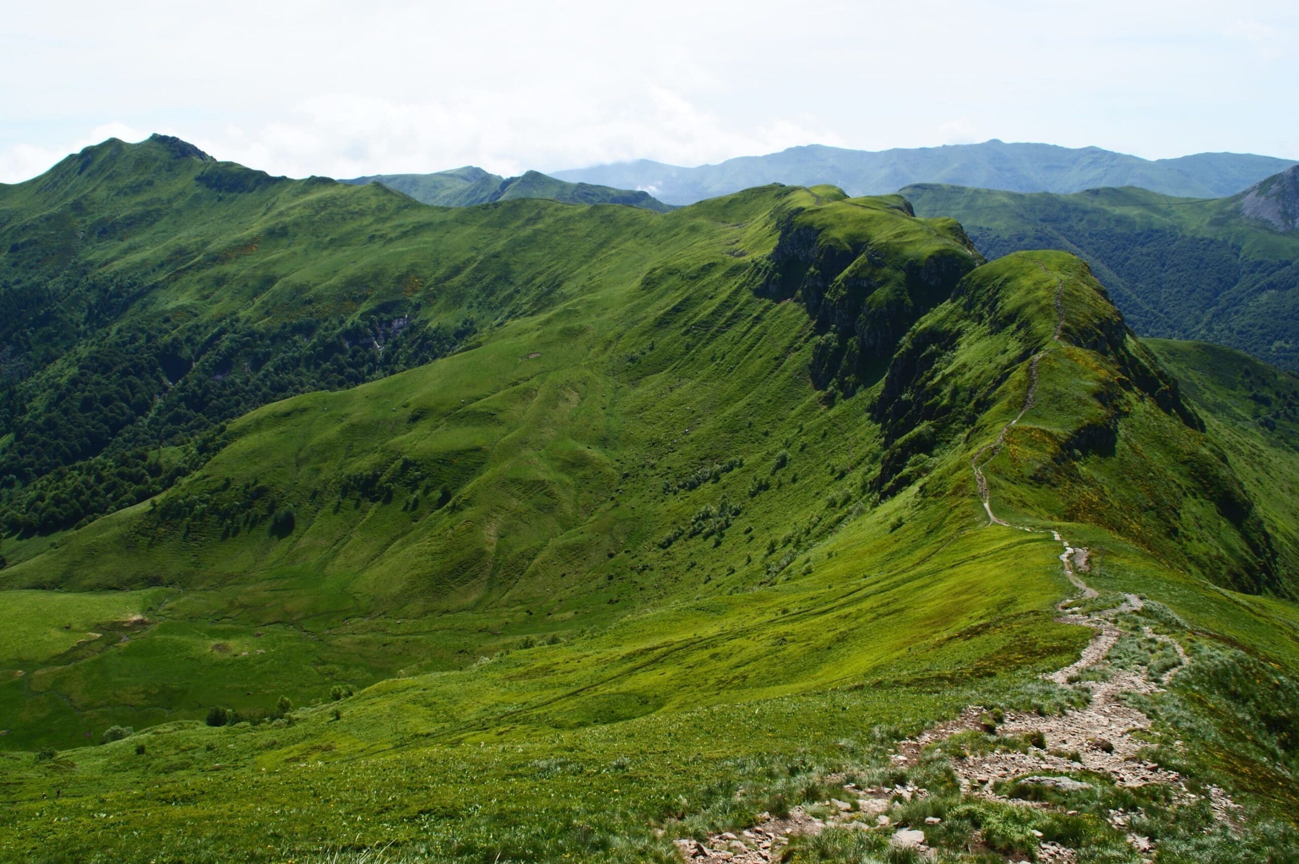découvrez le puy d'auvergne, un trésor naturel au cœur de la france, offrant des paysages à couper le souffle, des activités de plein air passionnantes et une riche culture régionale. parfait pour les amoureux de la nature et les aventuriers en quête de nouvelles expériences.