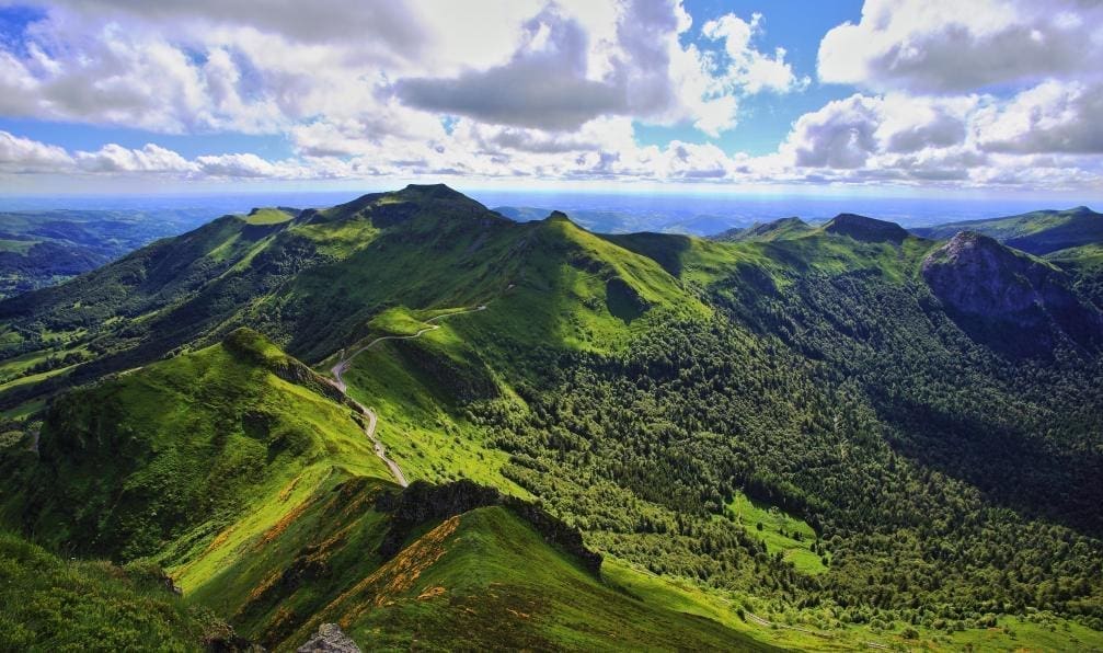 découvrez les meilleurs sentiers de randonnée en auvergne pour 2025. explorez des paysages naturels exceptionnels et préparez votre aventure idéale en pleine nature.