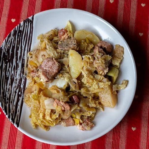 découvrez notre délicieuse recette de potée, un plat traditionnel réconfortant à base de légumes et de viande mijotés, parfait pour les repas en famille. suivez nos étapes simples pour préparer cette spécialité savoyarde savoureuse qui réchauffe le cœur.