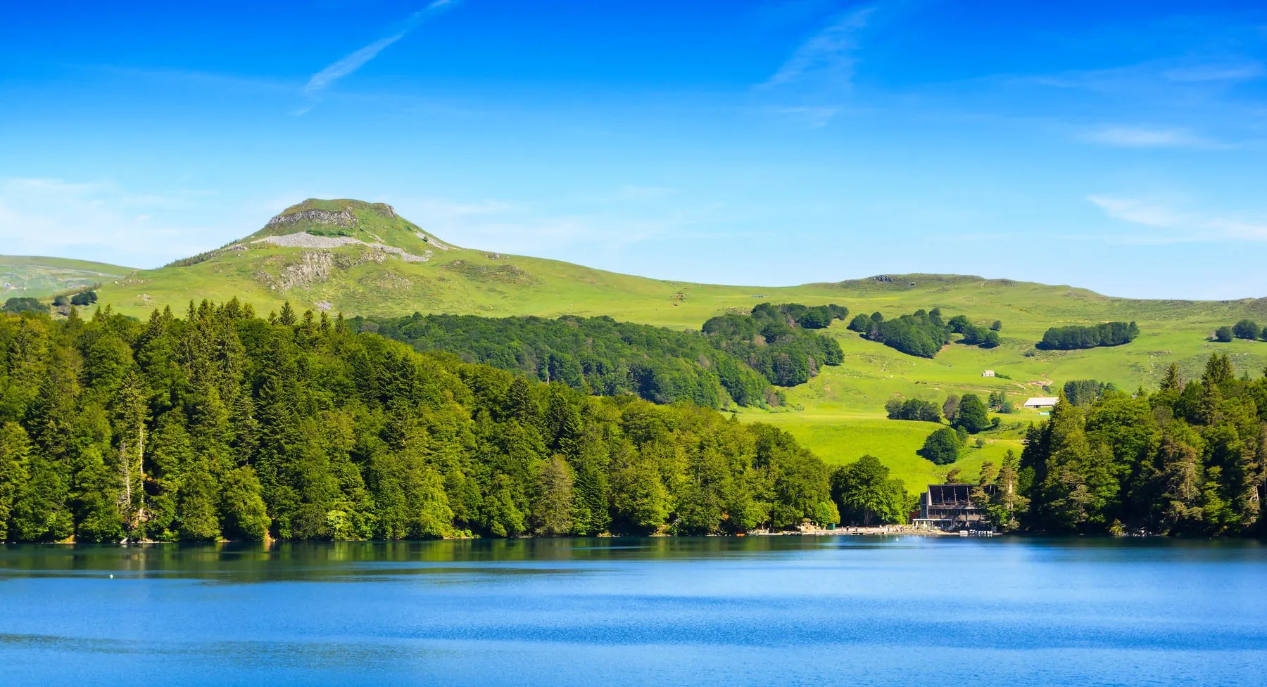 Camping en Auvergne : bien choisir son terrain entre volcans, lacs et villages