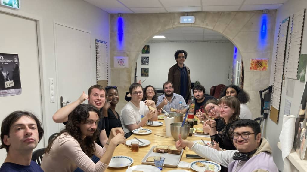 découvrez des rituels conviviaux pour rassembler vos proches et créer des moments inoubliables. idées inspirantes pour célébrer ensemble et renforcer les liens, que ce soit autour d'un repas, d'activités ludiques ou de traditions festives.
