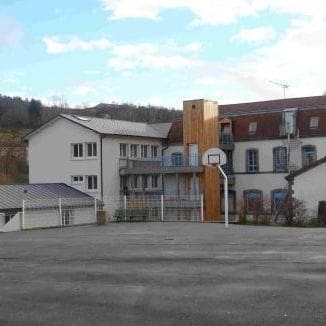 découvrez saint-dier-d'auvergne, charmant village d'auvergne, niché au cœur du puy-de-dôme. patrimoine, nature et authenticité vous attendent dans ce lieu typique riche en histoire.