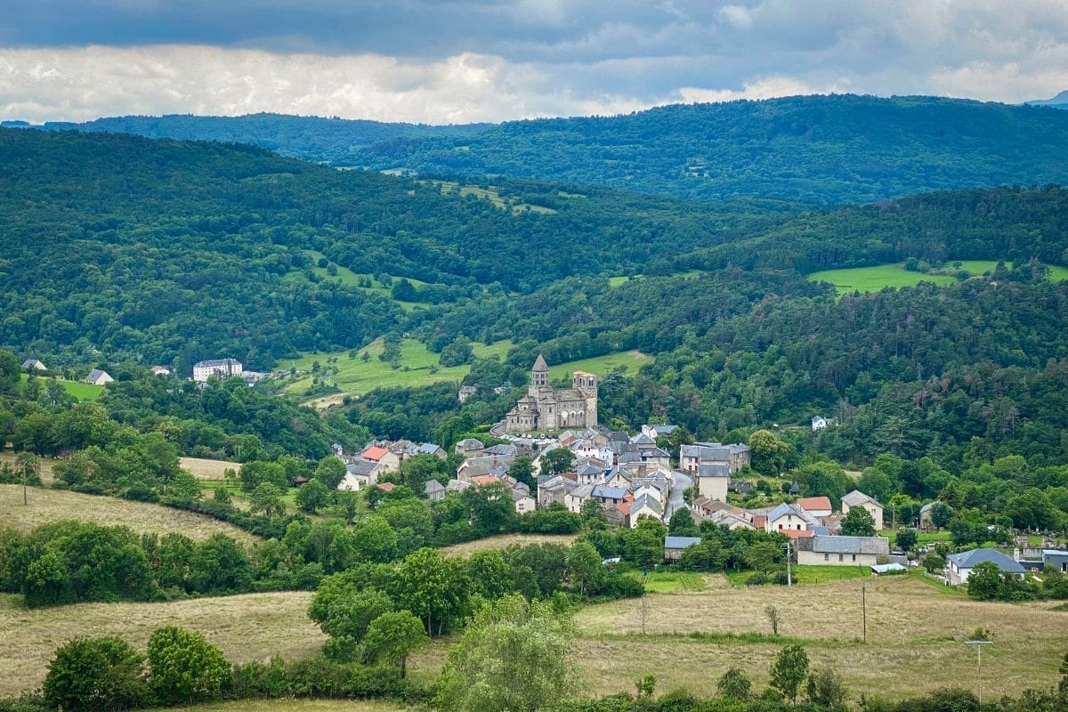 découvrez saint-sauve d'auvergne, un joyau caché au cœur de l'auvergne, offrant un patrimoine riche, des paysages authentiques et une histoire fascinante.