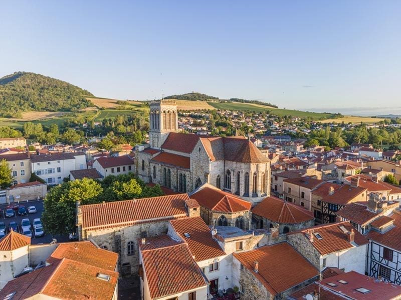 découvrez st dié d'auvergne, un joyau caché alliant charme authentique et paysages magnifiques au cœur de la nature.