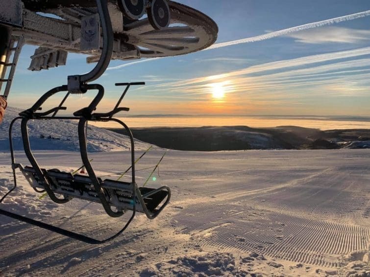 découvrez les meilleures stations de ski en auvergne pour l'hiver 2025 : pistes, activités, hébergements et conseils pour des vacances réussies dans les montagnes.