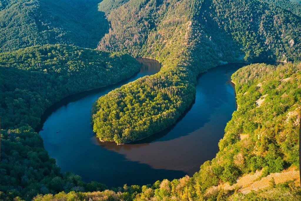 découvrez les trésors cachés d'auvergne en 2025 : paysages authentiques, patrimoine méconnu et expériences uniques pour un voyage inoubliable.