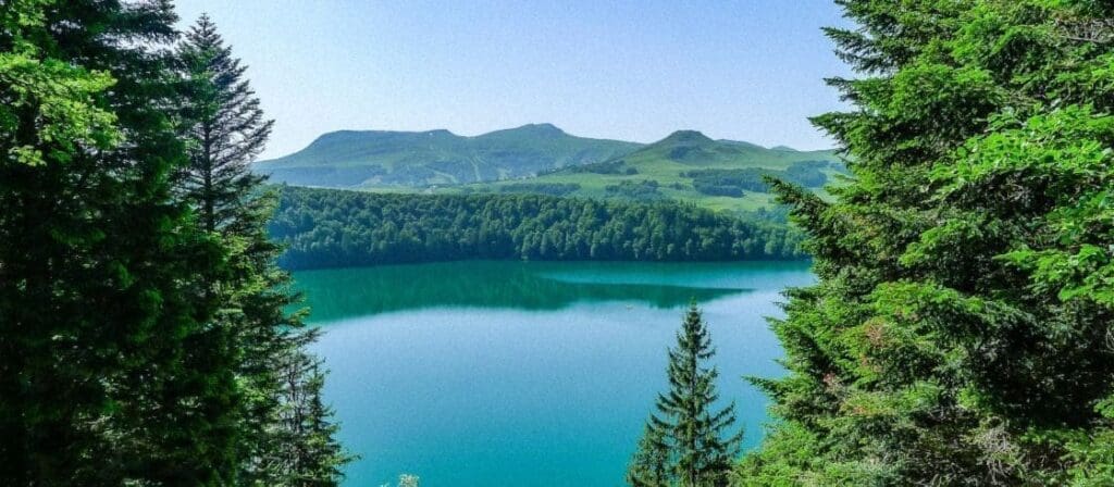 Découvrez les trésors cachés des lacs en Auvergne