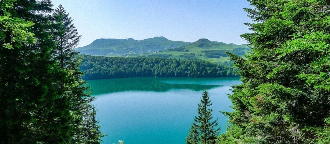 découvrez les trésors cachés des lacs d'auvergne ! plongez dans un paysage enchanteur, entre montagnes verdoyantes et eaux cristallines. profitez d'activités nautiques, de randonnées et de moments de détente au cœur de la nature préservée de cette région d'exception.