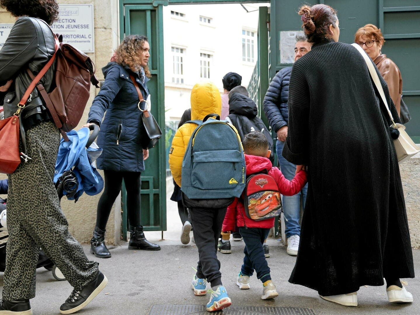 découvrez l'impact de l'uniforme en auvergne-rhône-alpes, son rôle dans les établissements scolaires et les effets sur la cohésion régionale.