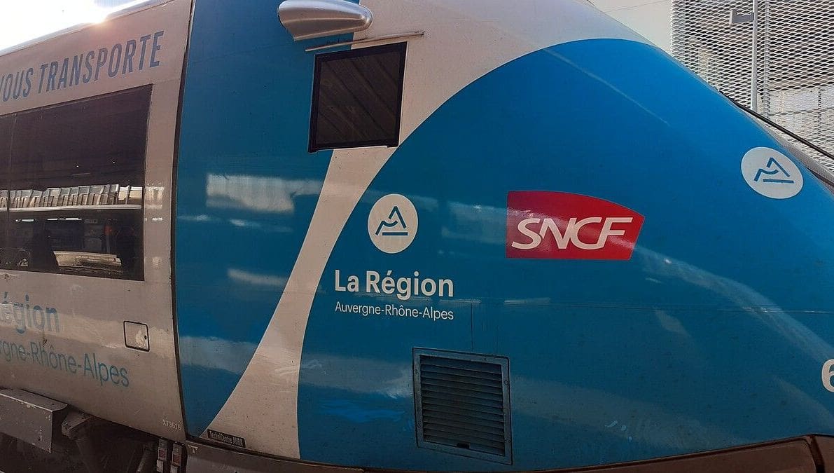 découvrez comment utiliser le service sncf ter en auvergne-rhône-alpes en 2025 : horaires, tarifs, astuces et nouveautés pour voyager facilement dans la région.