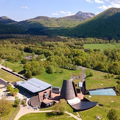 découvrez les volcans d'auvergne, une région riche en paysages grandioses et en activités de plein air. explorez ces formations géologiques uniques, laissez-vous envoûter par la nature préservée et vivez des expériences inoubliables au cœur des montagnes d'auvergne.