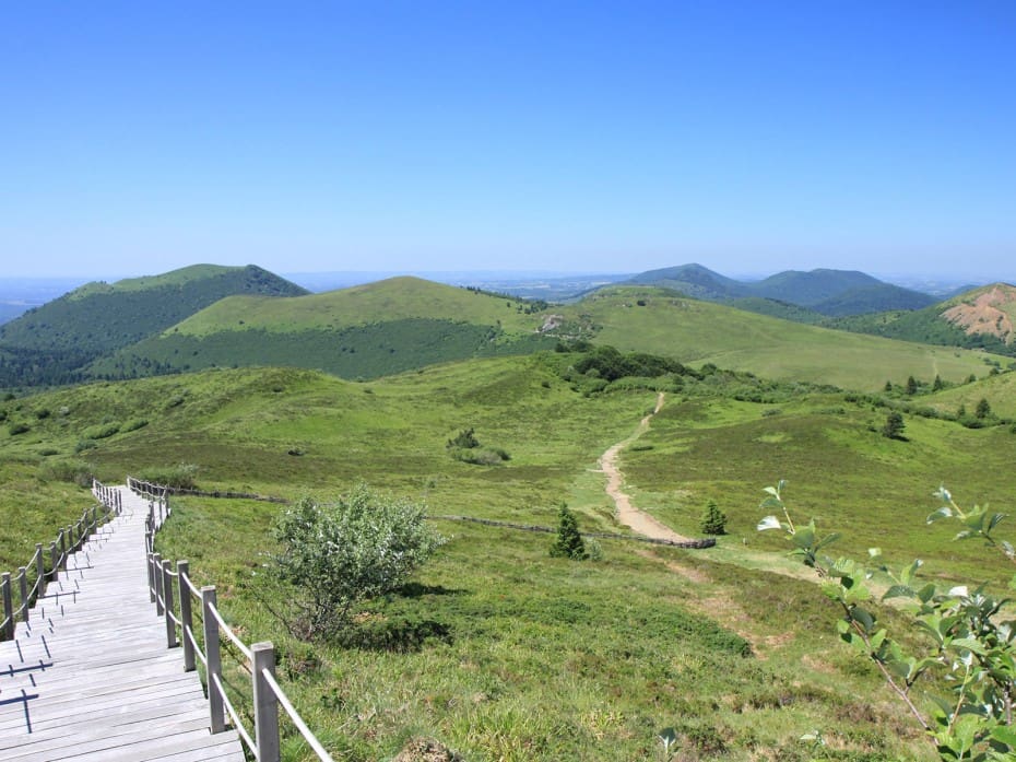 découvrez les majestueux volcans d'auvergne, une terre de paysages époustouflants et de richesses naturelles. partez à l'aventure à travers ce patrimoine géologique unique, explorez ses cratères impressionnants et profitez des activités en plein air. une expérience inoubliable vous attend au cœur de cette région fascinante.