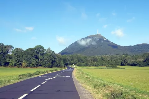 découvrez les volcans d'auvergne : un paysage unique, des randonnées inoubliables et l'histoire fascinante de la chaîne des puys, classée au patrimoine mondial de l'unesco.