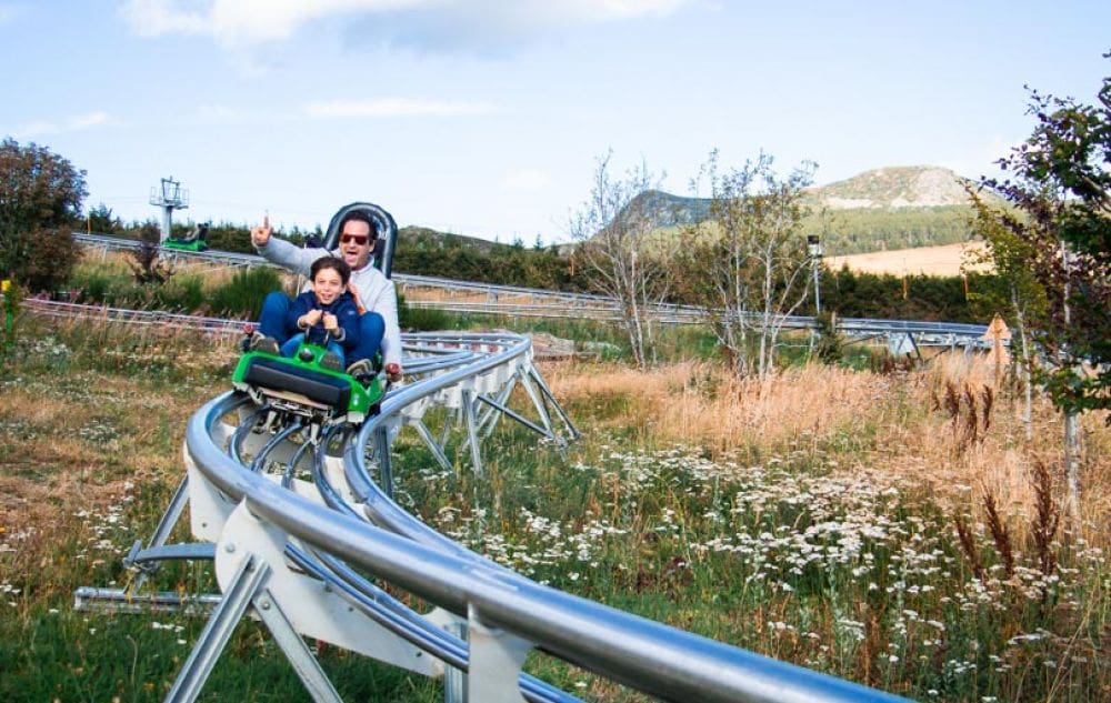 découvrez l'auvergne, terre de volcans, de paysages magnifiques et de traditions. explorez ses charmants villages, savourez ses spécialités locales et profitez d'activités en pleine nature pour un voyage inoubliable au cœur de la france.
