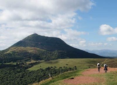 plongez au cœur de l'auvergne avec vulcania, le parc dédié à la découverte des volcans. expériences immersives, animations familiales et paysages spectaculaires vous attendent pour un voyage inoubliable.