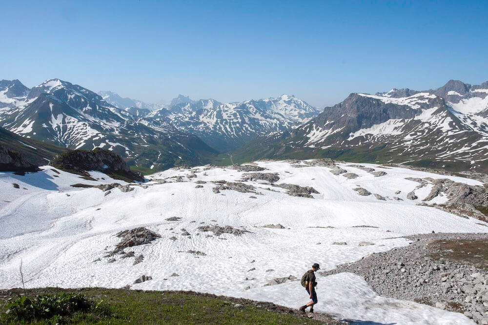 vacances d'été dans les montagnes enneigées de l'autriche